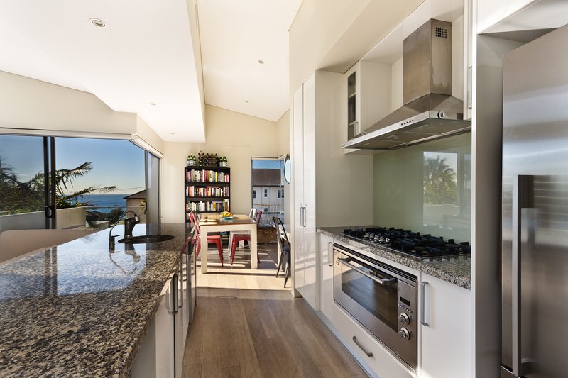 Cocina con piso de madera