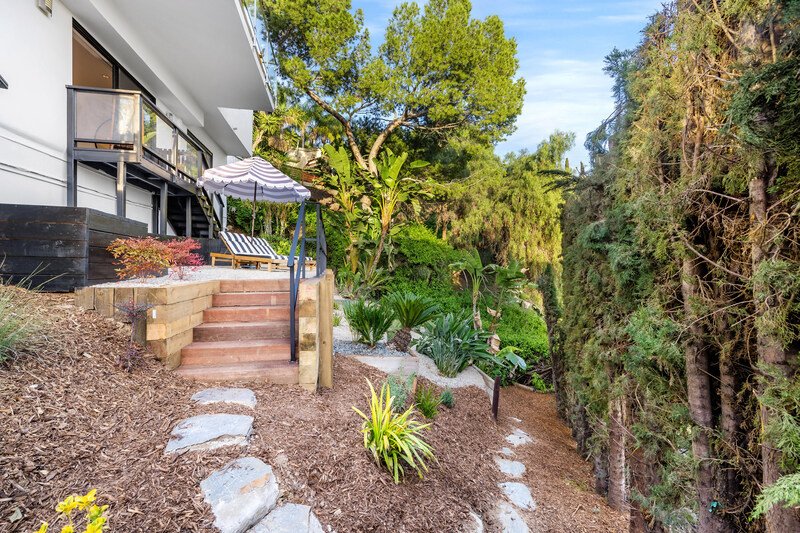 Entrada a casa con piedras balcas